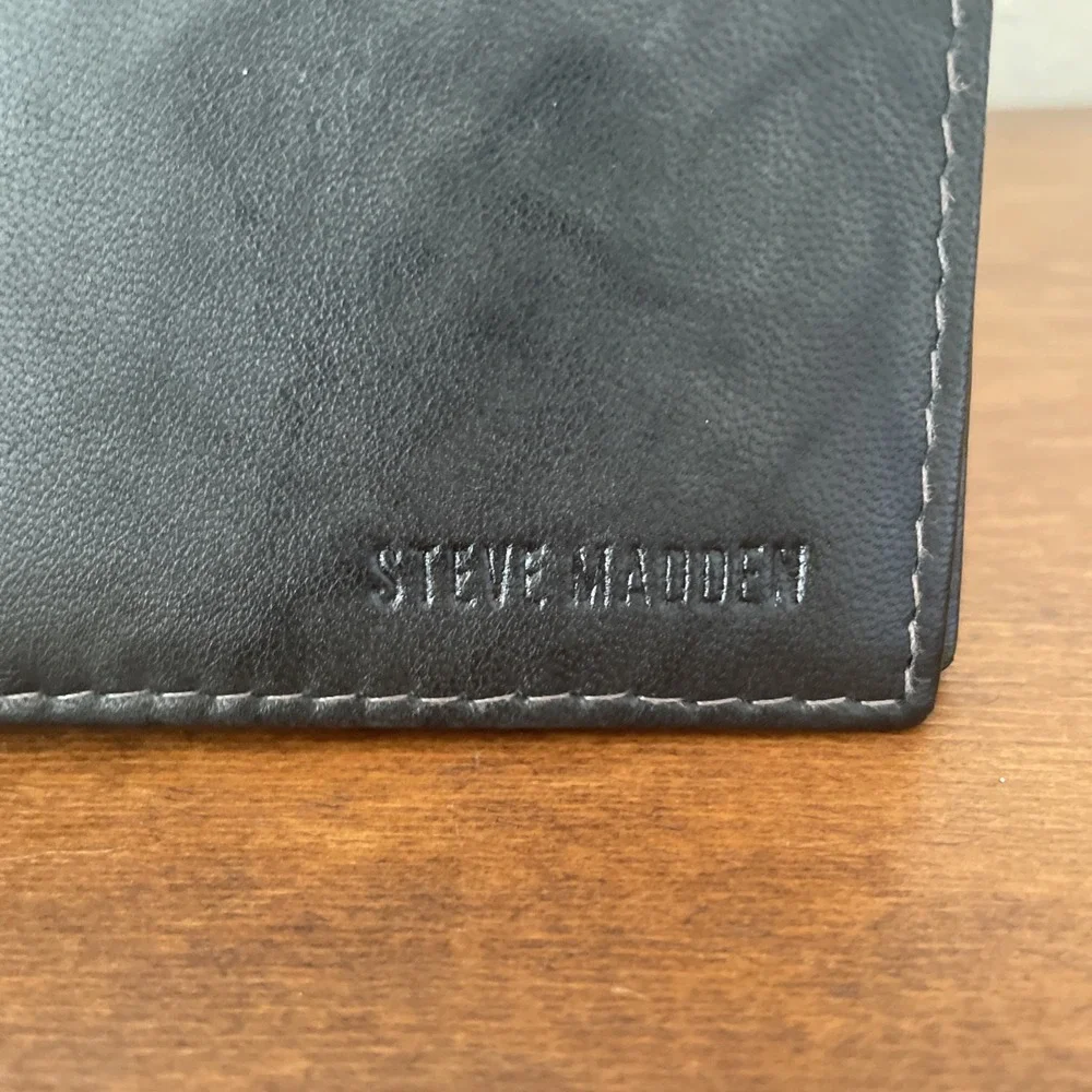 Steve Madden Men's Bi - Fold‎ Black Leather Wallet With Flip ID RFID Card Holder